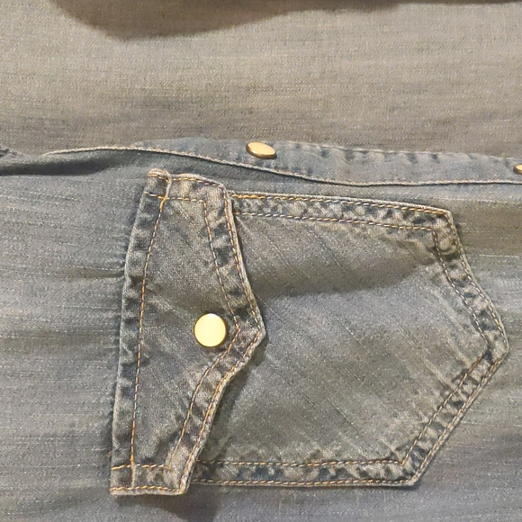 🖤SOLD🖤GAP Chambray button-up - Picture 2 of 5